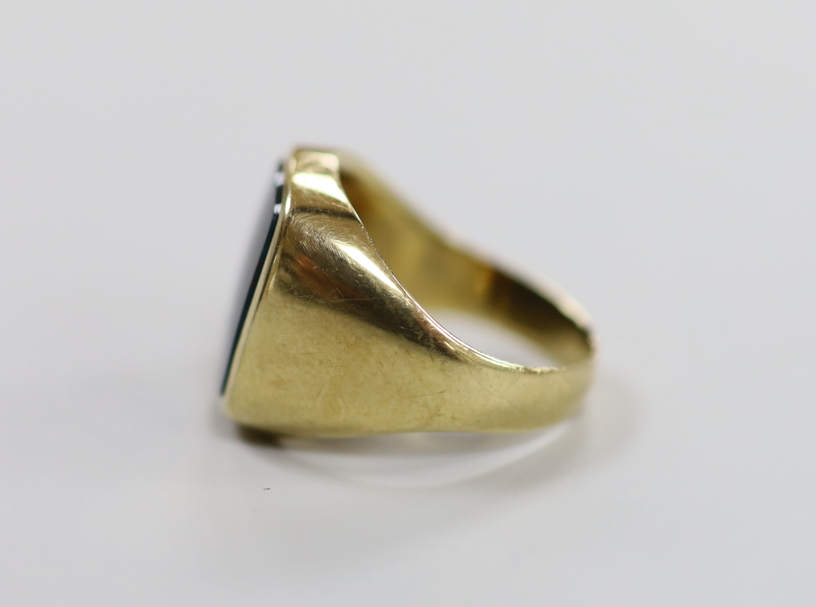 A mid 20th century 585 yellow metal and bloodstone set signet ring, size T, gross weight 10.6 grams.